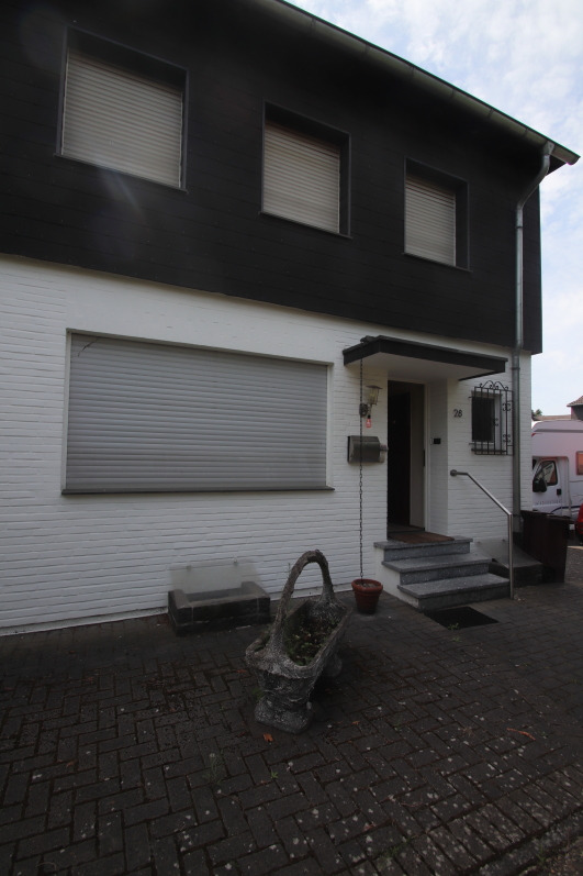 Vorderansicht M�nchengladbach Doppelhaush�lfte Renovierungsbed�rftiges EFH in ruhiger Lage von MG-Bettrath