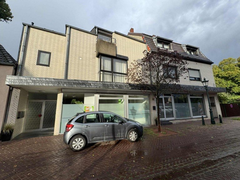 Vorderansicht Korschenbroich Renditeobjekt Gro�z�gige Eigentumswohnung mit vermietetem Ladenlokal in zentraler Lage